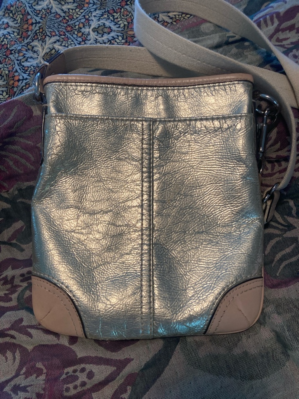 Coach Metallic Gold Crossbody with Beige Trim, perfect for spring and summer ๐ธ๐ธ๐ธ - Picture 2 of 10